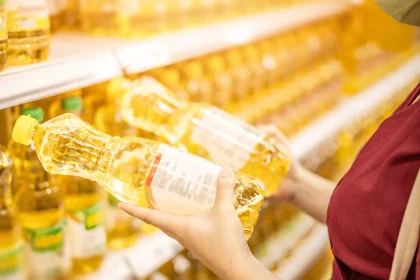 people-buying-cooking-oils-food-compare what to look for olive oil singapore | Carecci